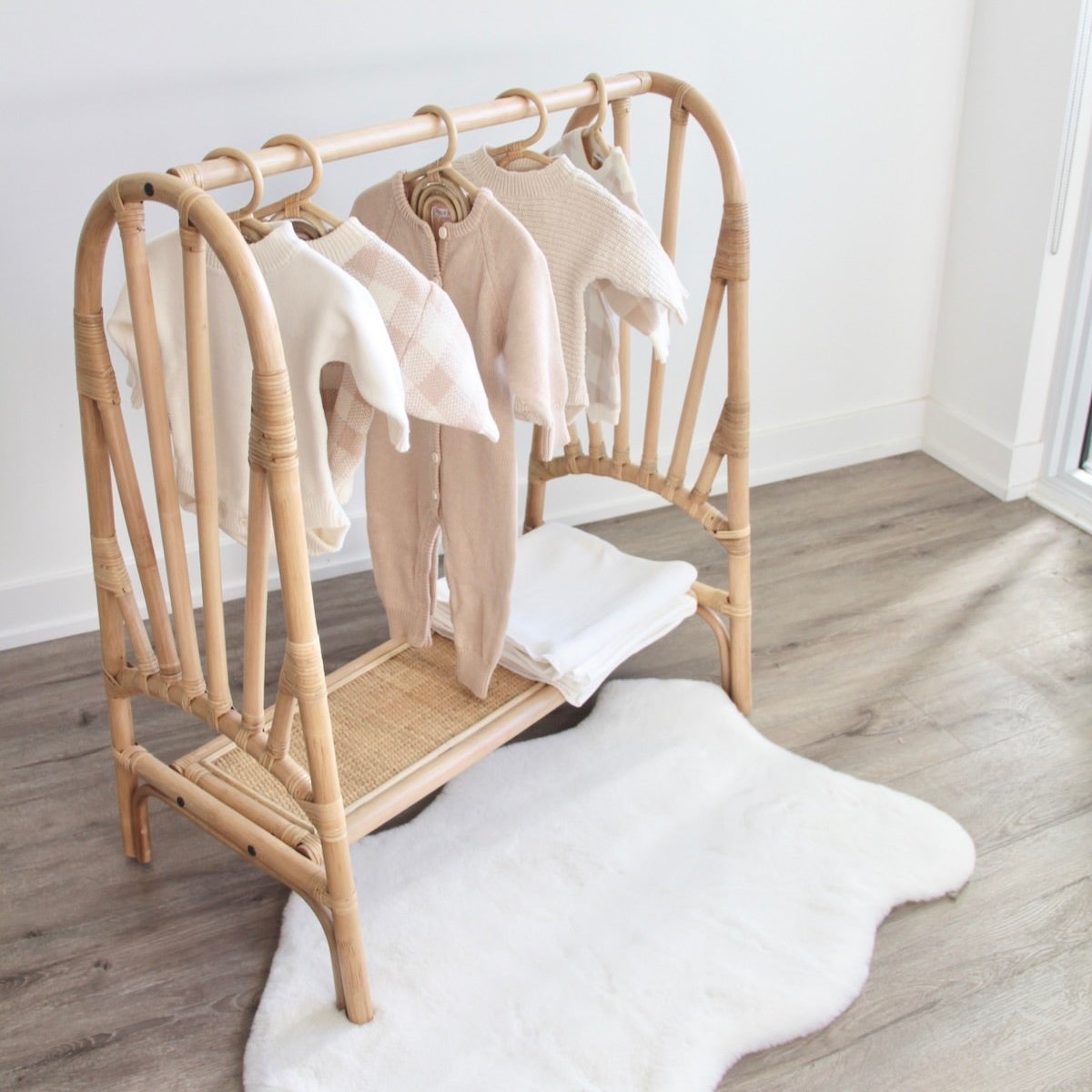Dekorative kleine Kleiderbügel – Baby Clothing Hanging Rack Bewertung und Preis