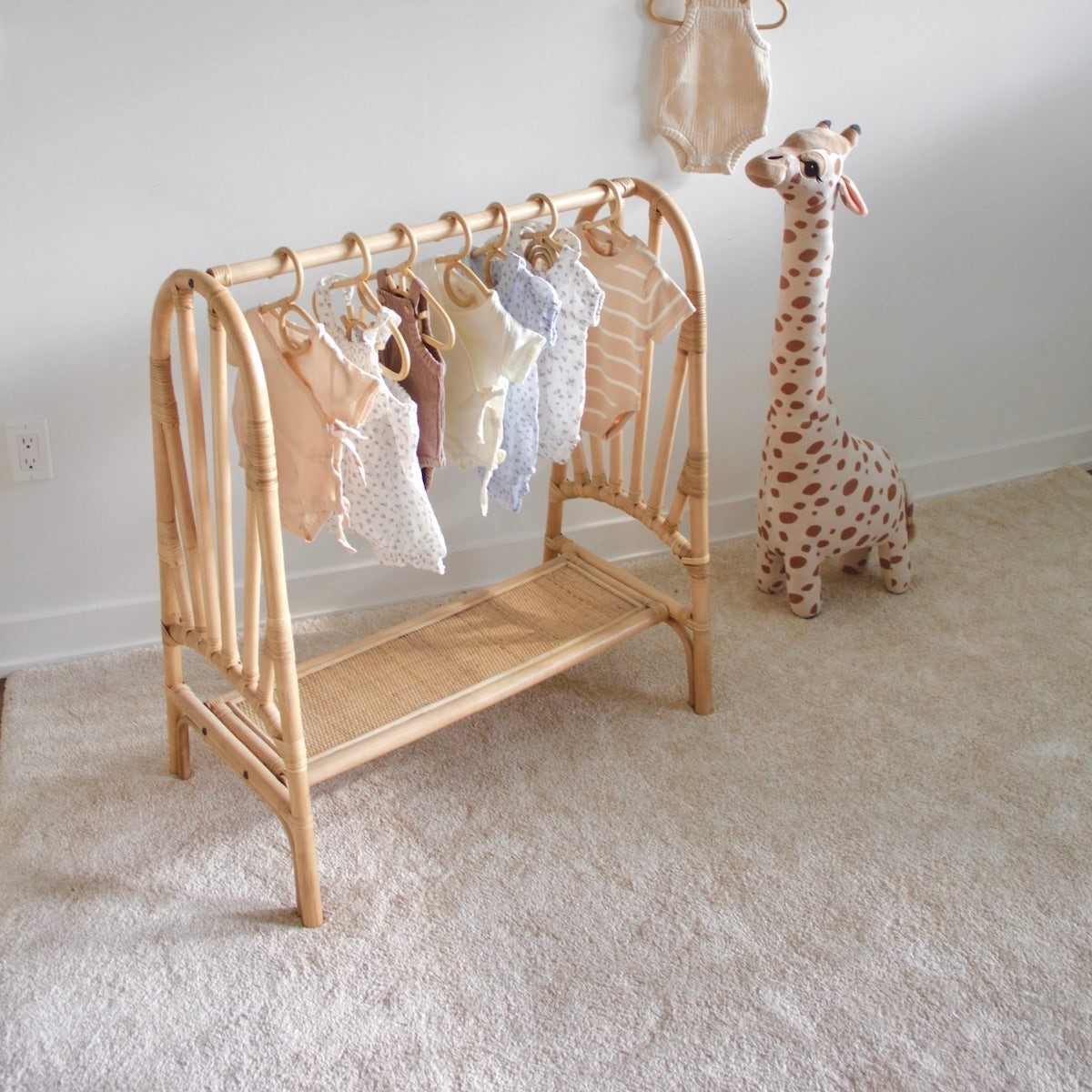 Dekorative kleine Kleiderbügel – Baby Clothing Hanging Rack Bewertung und Preis